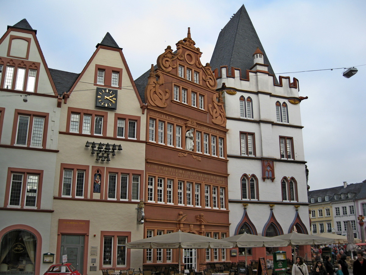 Trier, Steipe (r) en Rothaus (m) gezien vanuit de Fleischstrasse