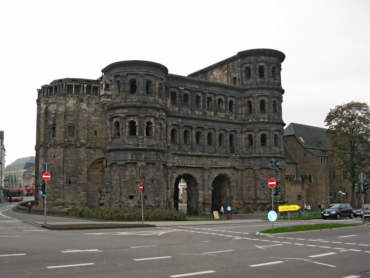 Porta Nigra Trier gezien vanaf de buitenkant van de stad