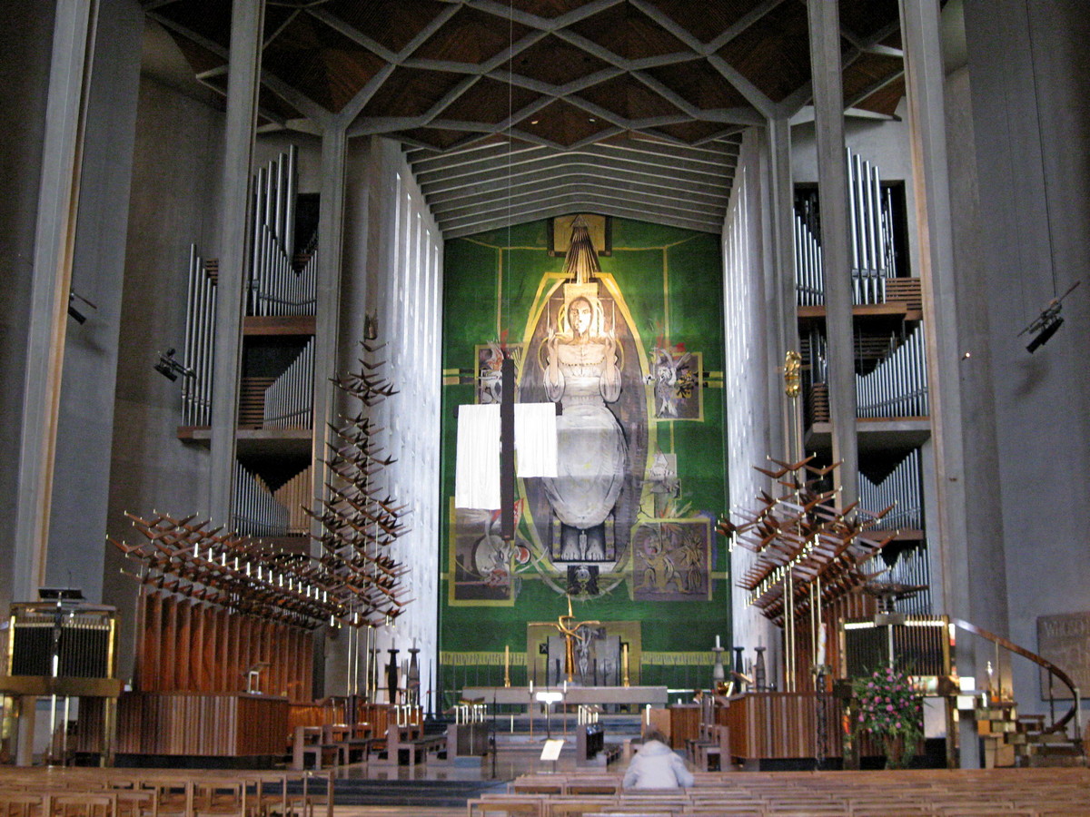 Coventry Cathedral, koor met het tapijt "Christ in glory"