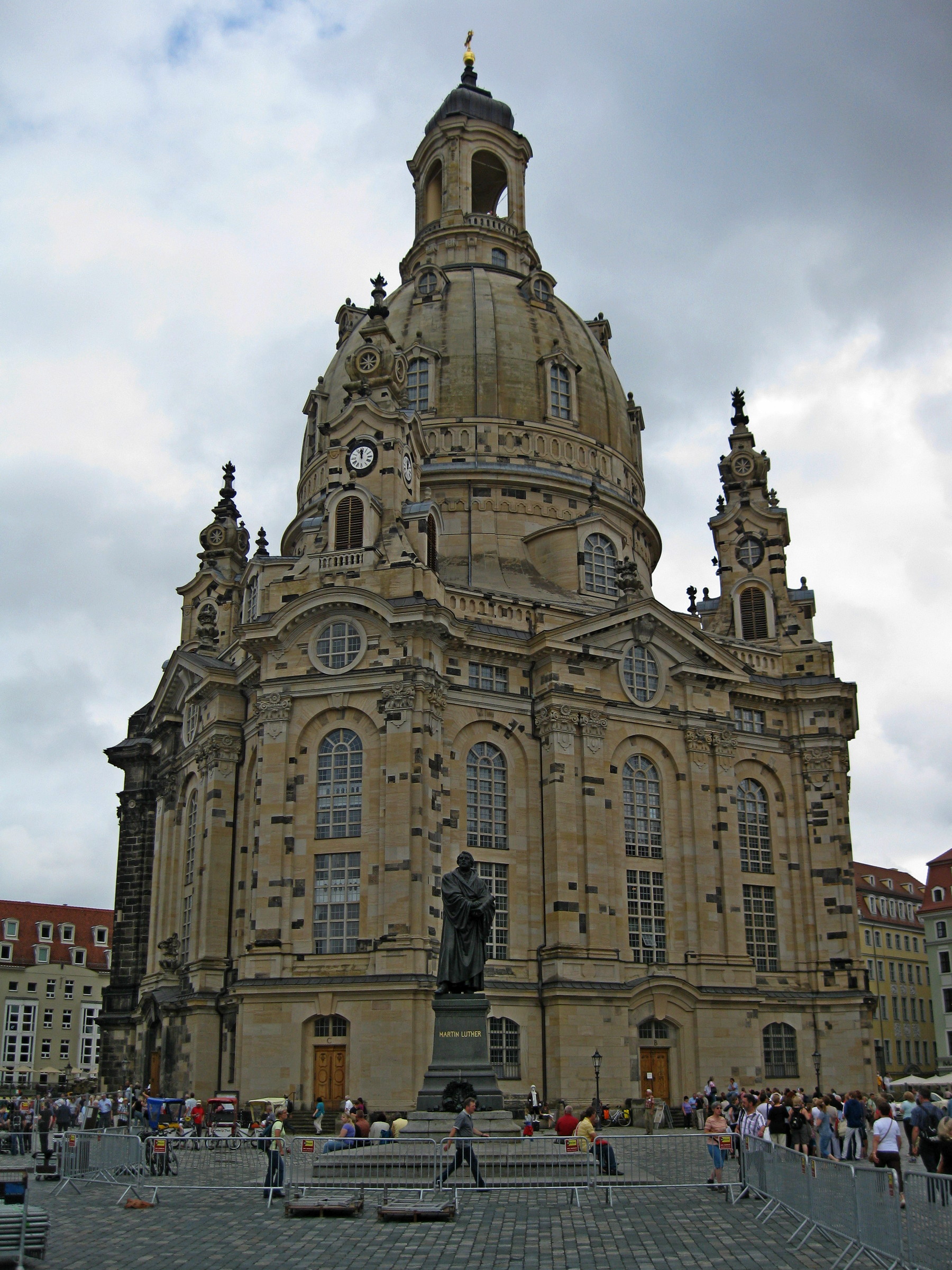 Dresden, Frauenkirche, exterieur met standbeeld van Maarten Luther