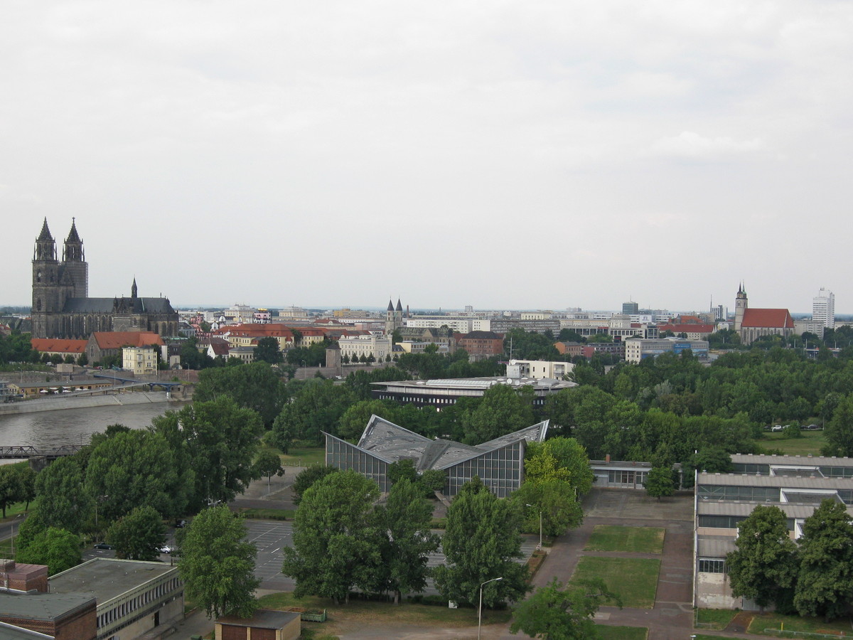 Magdeburg gezien vanaf de uitkijktoren. Van Braunschweig naar Kleinmachnov
