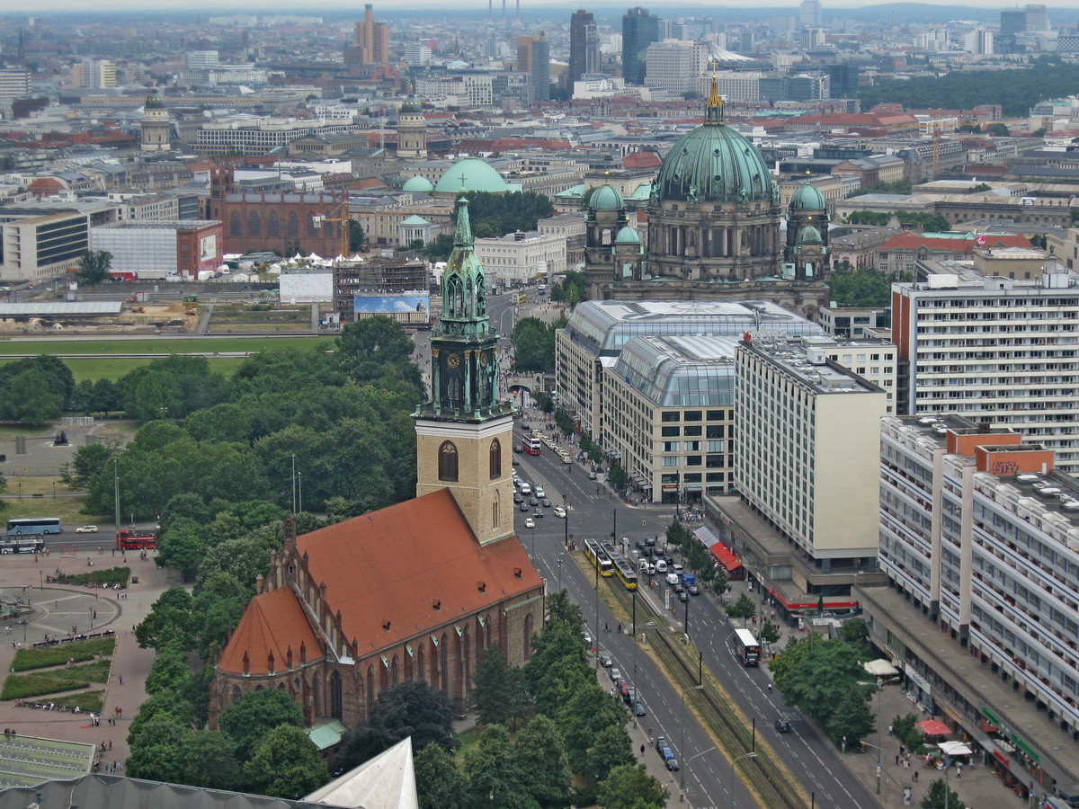 Berlijn, uitzicht op Marienkirche en Dom vanaf Park Inn