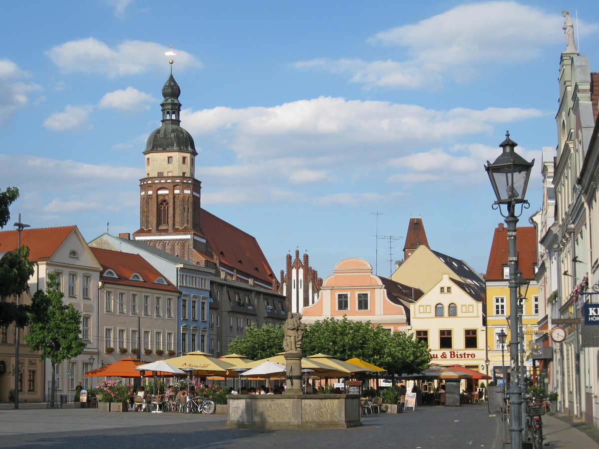 Cottbus, Markt met Oberkirche St. Nikolai. Rustdag in Cottbus