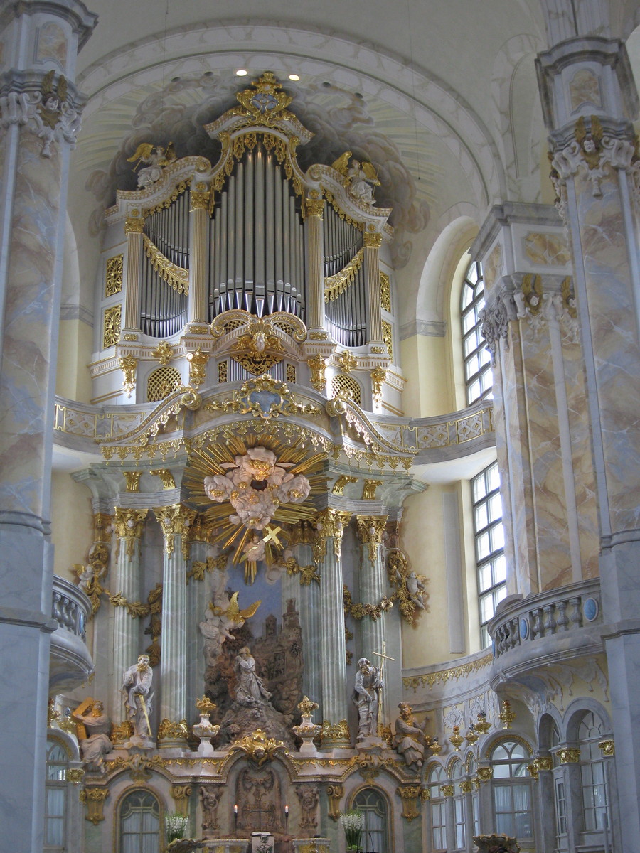 Frauenkirche Dresden, altaar met daarboven het orgel van Kern