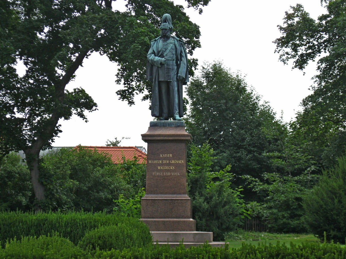 Bad Arolsen, standbeeld van keizer Wilhelm de Grote. Van Bad Arolsen naar Düsseldorf