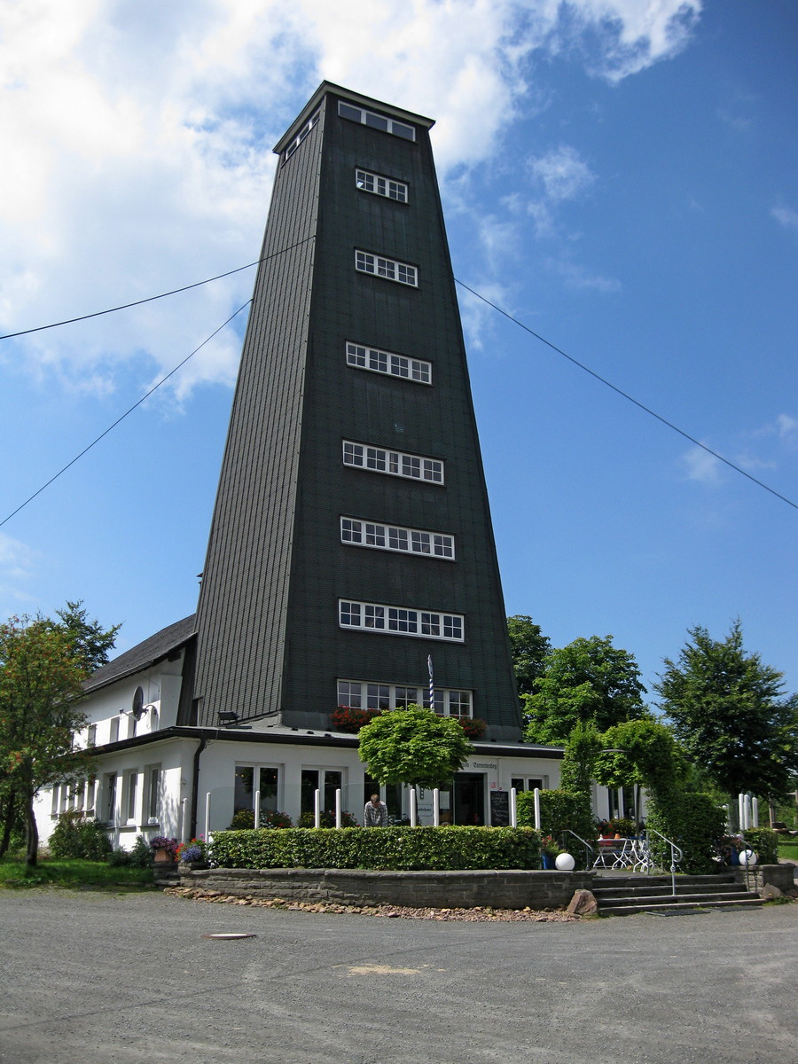 Rhein-Weser-Turm. Van Bad Arolsen naar Düsseldorf