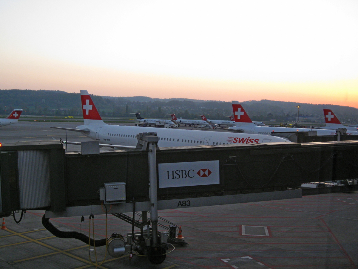Zürich Airport, vliegtuigen voor Europese bestemmingen in het ochtendlicht