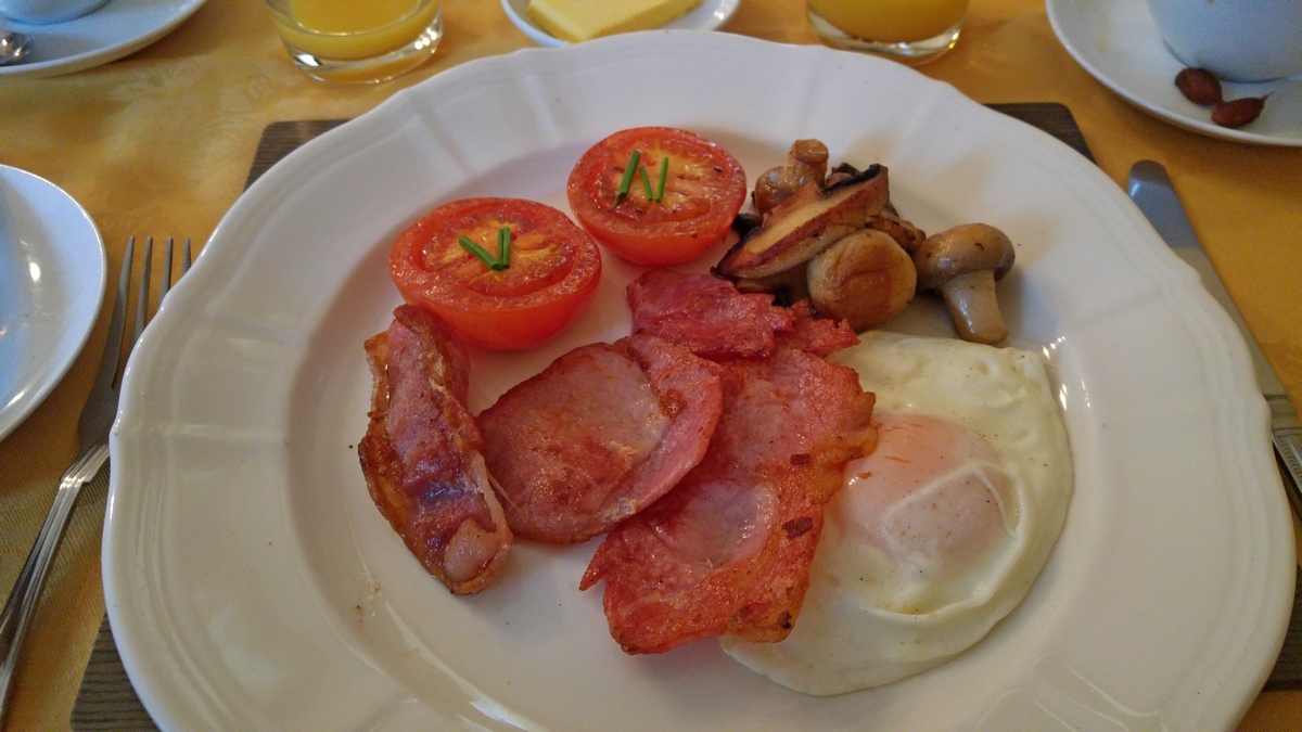 English breakfast in The House at Hawes. Van Hawes naar Kapelle