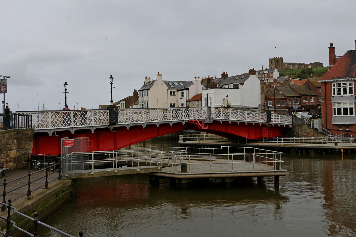 De rode draaibrug van Whitby