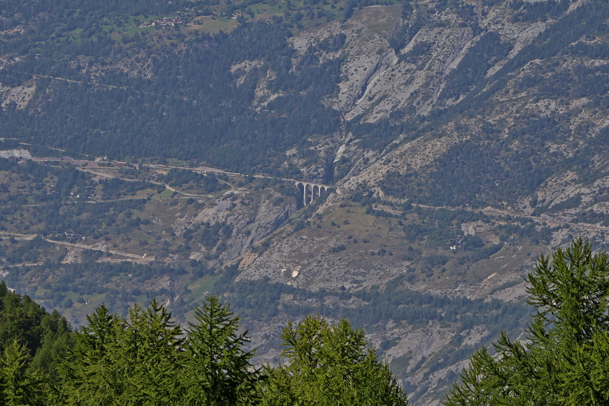 Luogelkinviaduct met Alpe Ladu erboven. Moosalp