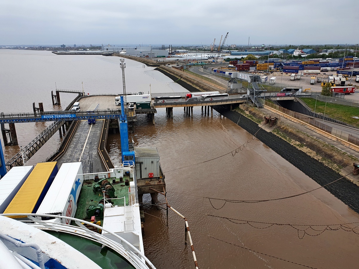 Vrachtauto's rijden aan boord van Pride of Rotterdam in de haven van Hull