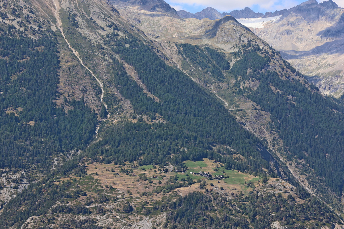 Alpe Tatz, op 1500 m. boven zeeniveau. Recht tegenover Eischoll aan de noordkant van het Rhônedal