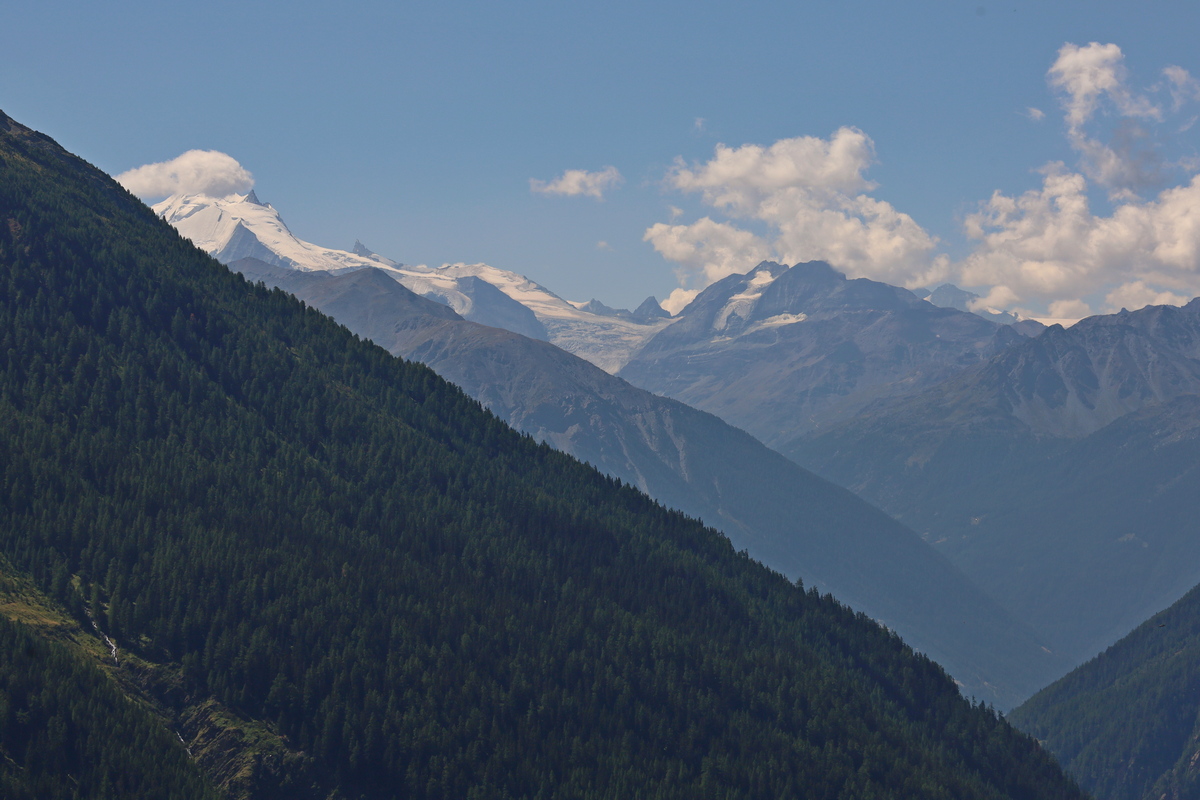 Uitzicht van Lauchernalp naar het zuiden met links de Weisshorn en in het midden de Turtmanngletsjer. Höhenweg Lötschental