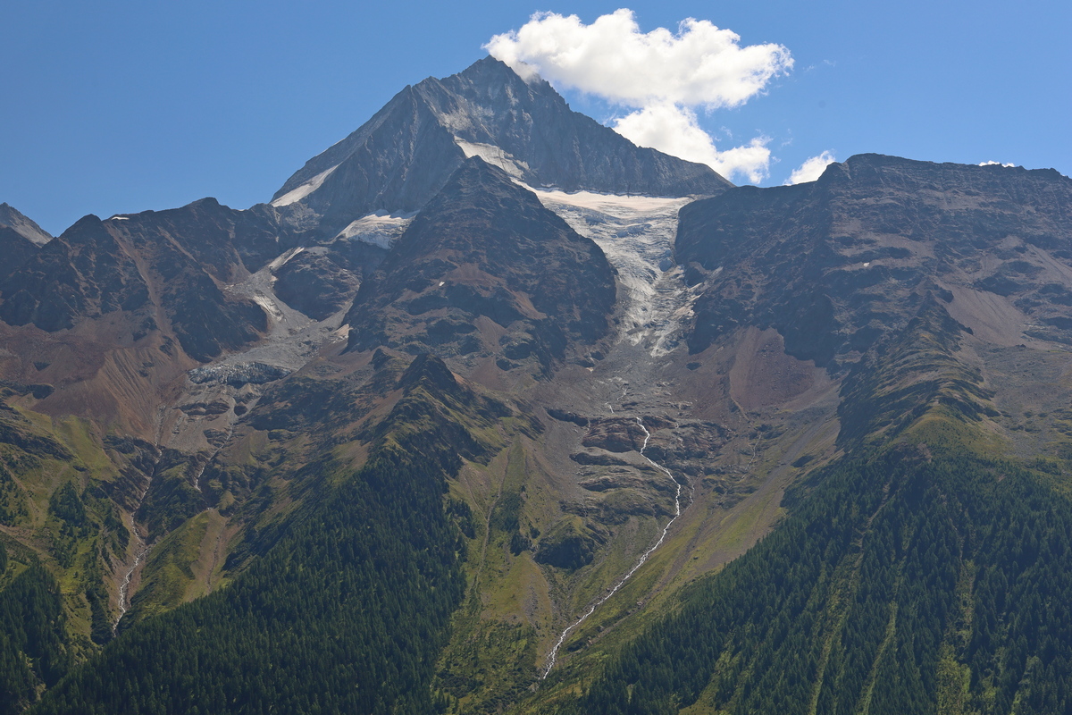 Bietschhorn met de Bietschhornhütte uiterst rechts op de foto (zie onder voor een markering)