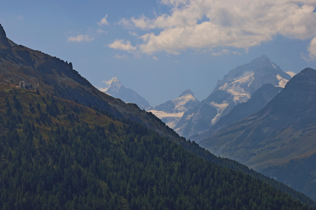 De Matterhorn en de Dent Blanche, gezien vanaf Tignousa. Links op de foto is net Hotel Weisshorn te zien
