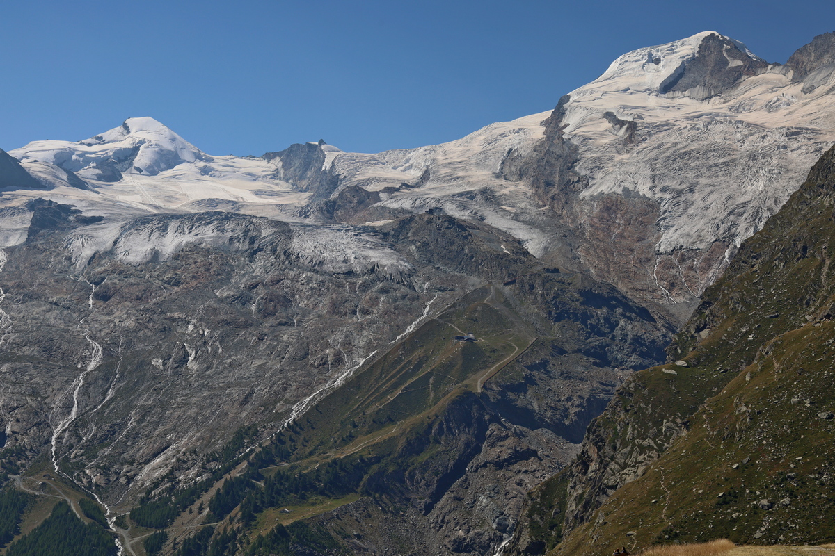 Feegletsjer (m) en Fallgletsjer (r) boven Saas-Fee. Links de Alallinhorn met besneeuwde top