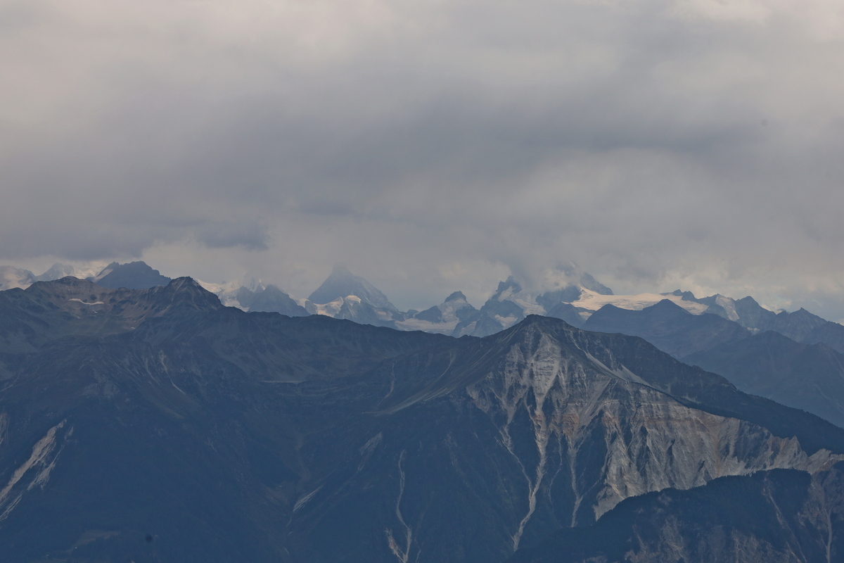 De Walliser Alpen met de Matterhorn en Dent Blanche gezien vanaf de Gemmipas. Op de voorgrond de Illhorn met de Illgraben