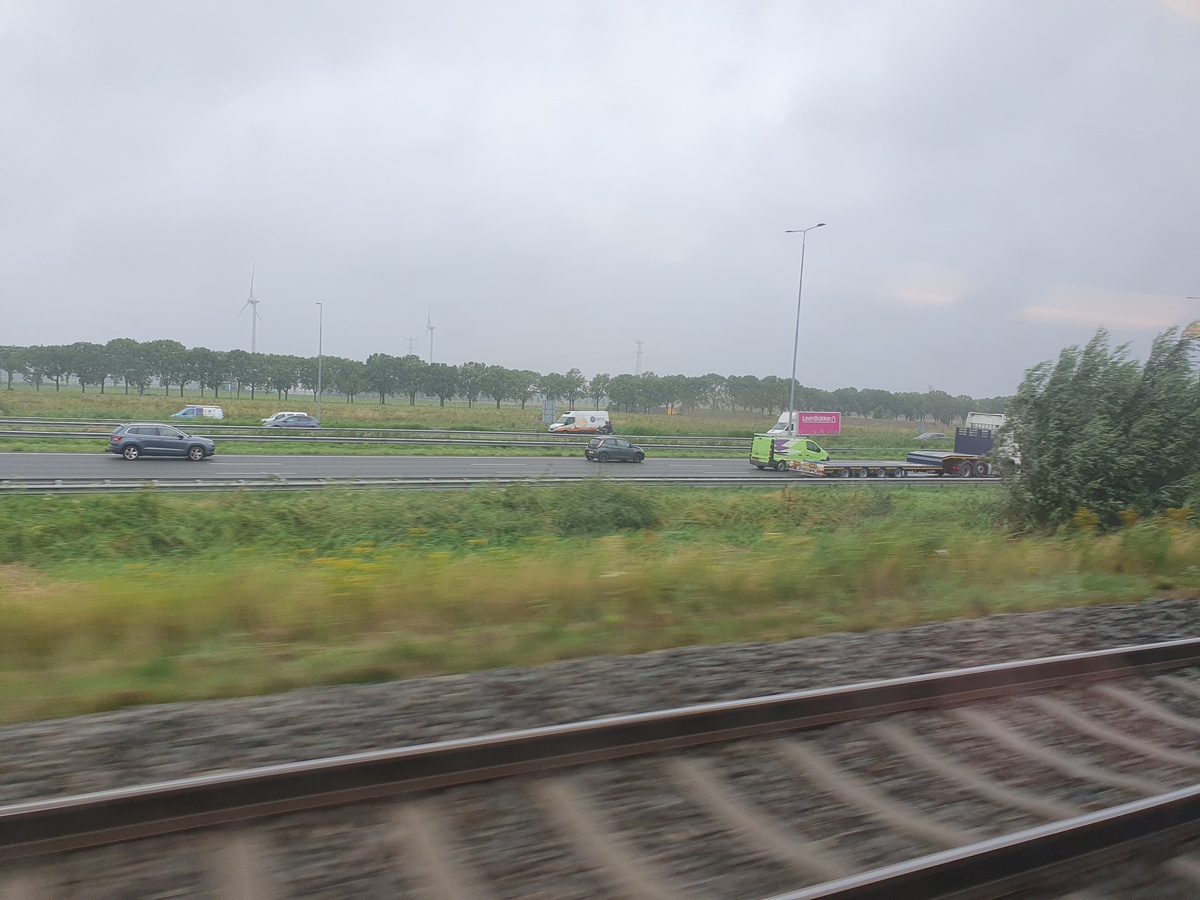 Onderweg langs de A16 tussen de Moerdijkbrug en station Dordrecht