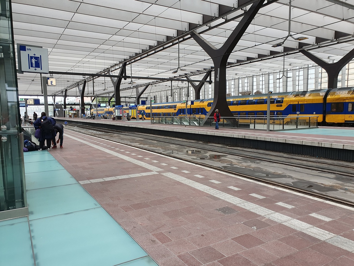 Stroomstoring op de HSL naar Schiphol: legen perrons op Rotterdam-Centraal