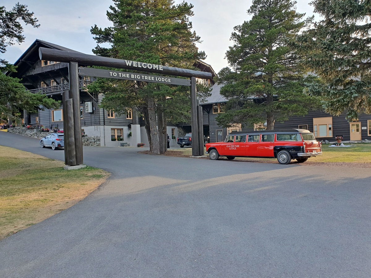 Glacier Park Lodge, met de kenmerkende rode bus