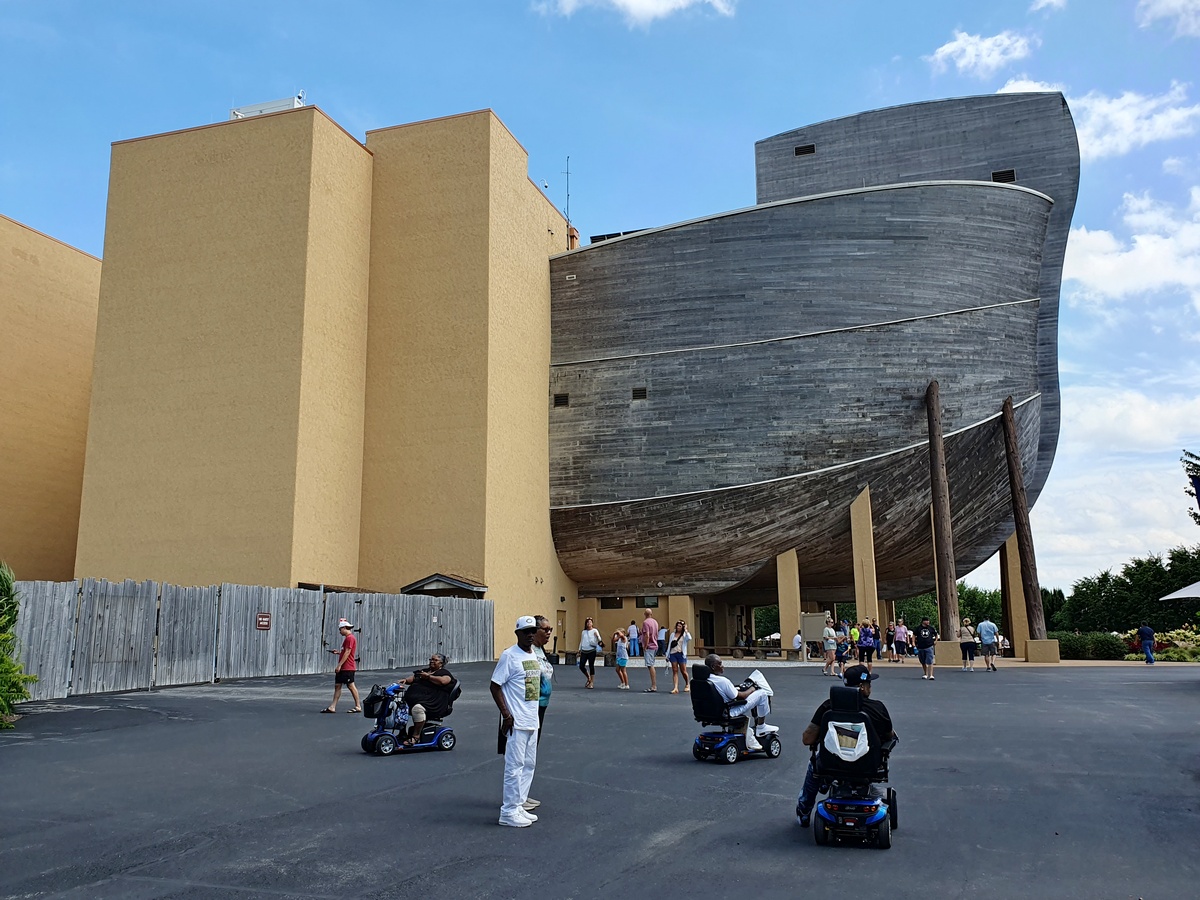 Laatste blik op de ark. De scootmobiels zijn te huur bij de ingang van de ark.