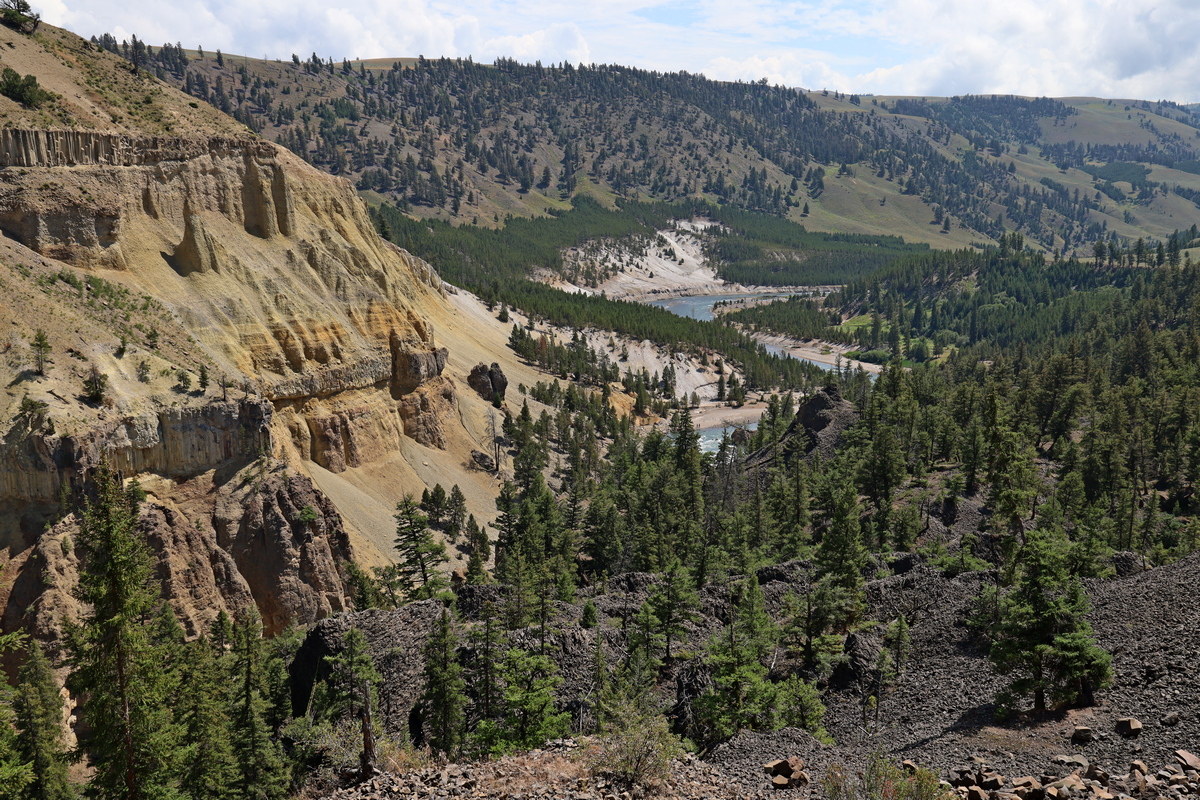 Blik in het dal van de Yellowstone River, met de kenmerkende basaltzuilen op twee niveaus