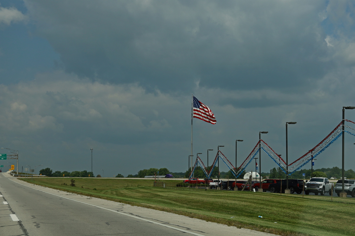 Enorme Amerikaanse vlag bij een autobedrijf