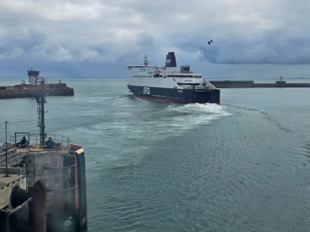 Een van de Ferry's van DFDS vaart af richting Duinkerken