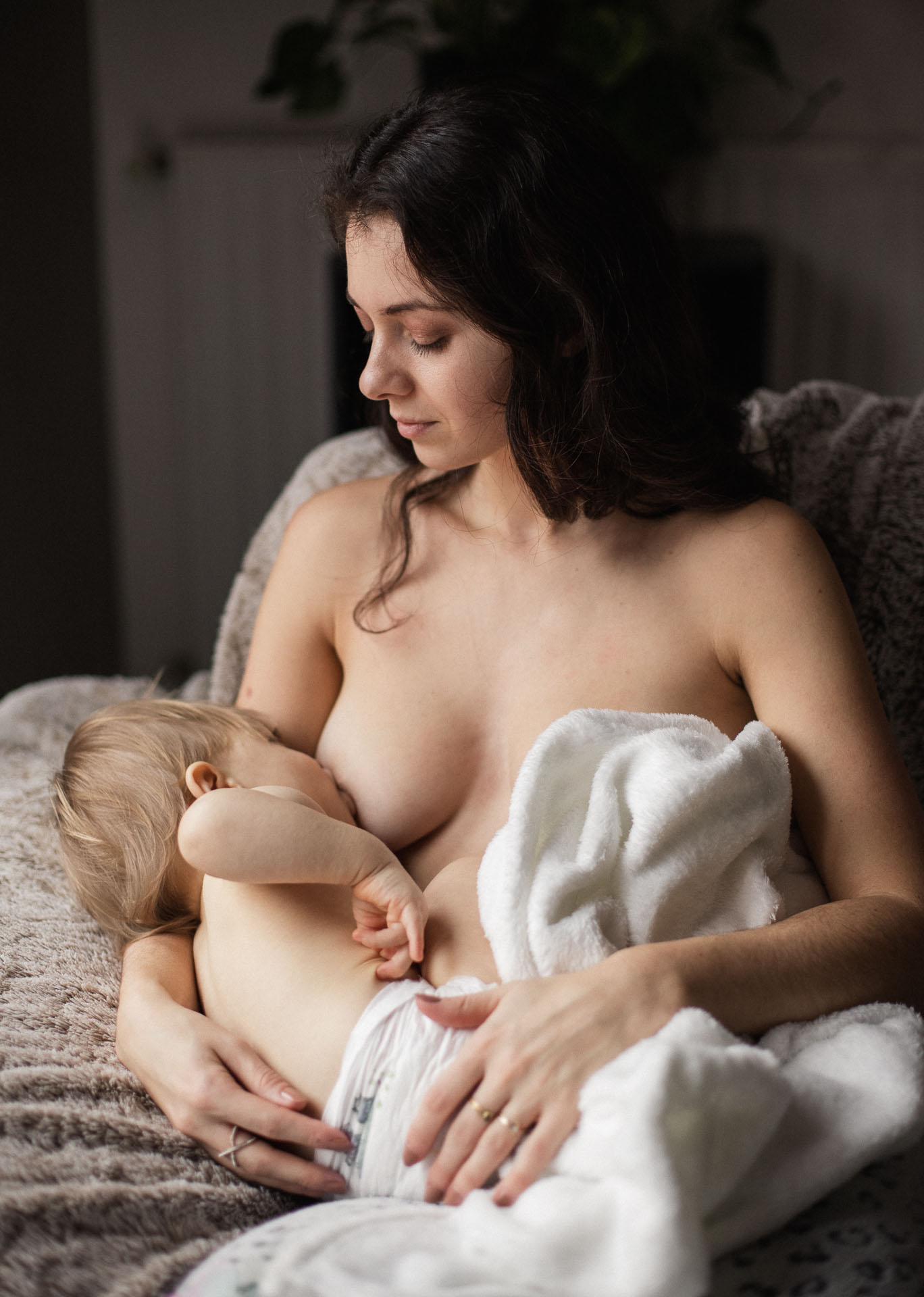 jeune maman allaitant son enfant de 1 an