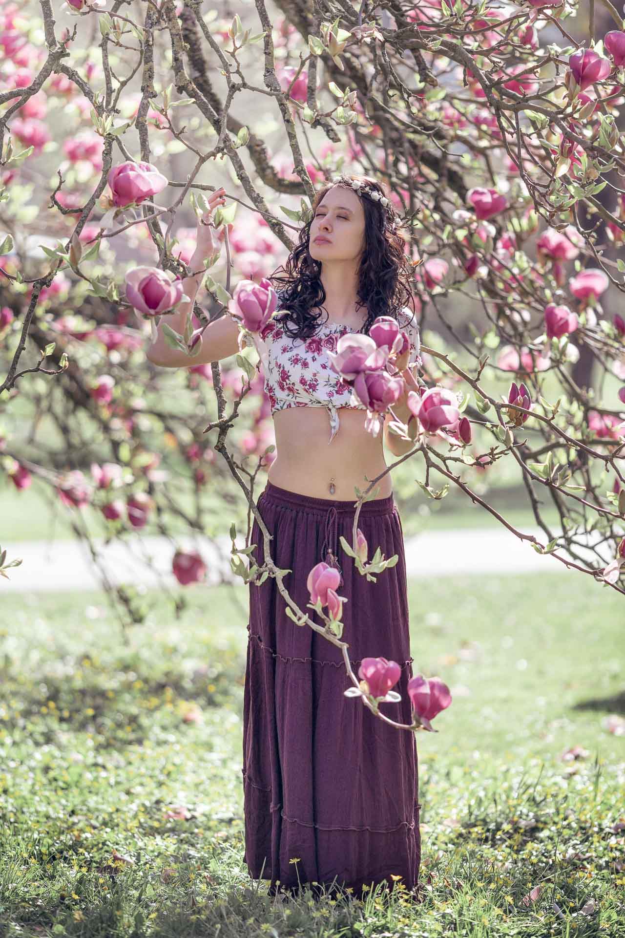 portrait d'une femme rêveuse dans un magnolia violet