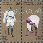 Gandhi picking up handful of salt at Dandi — 35P