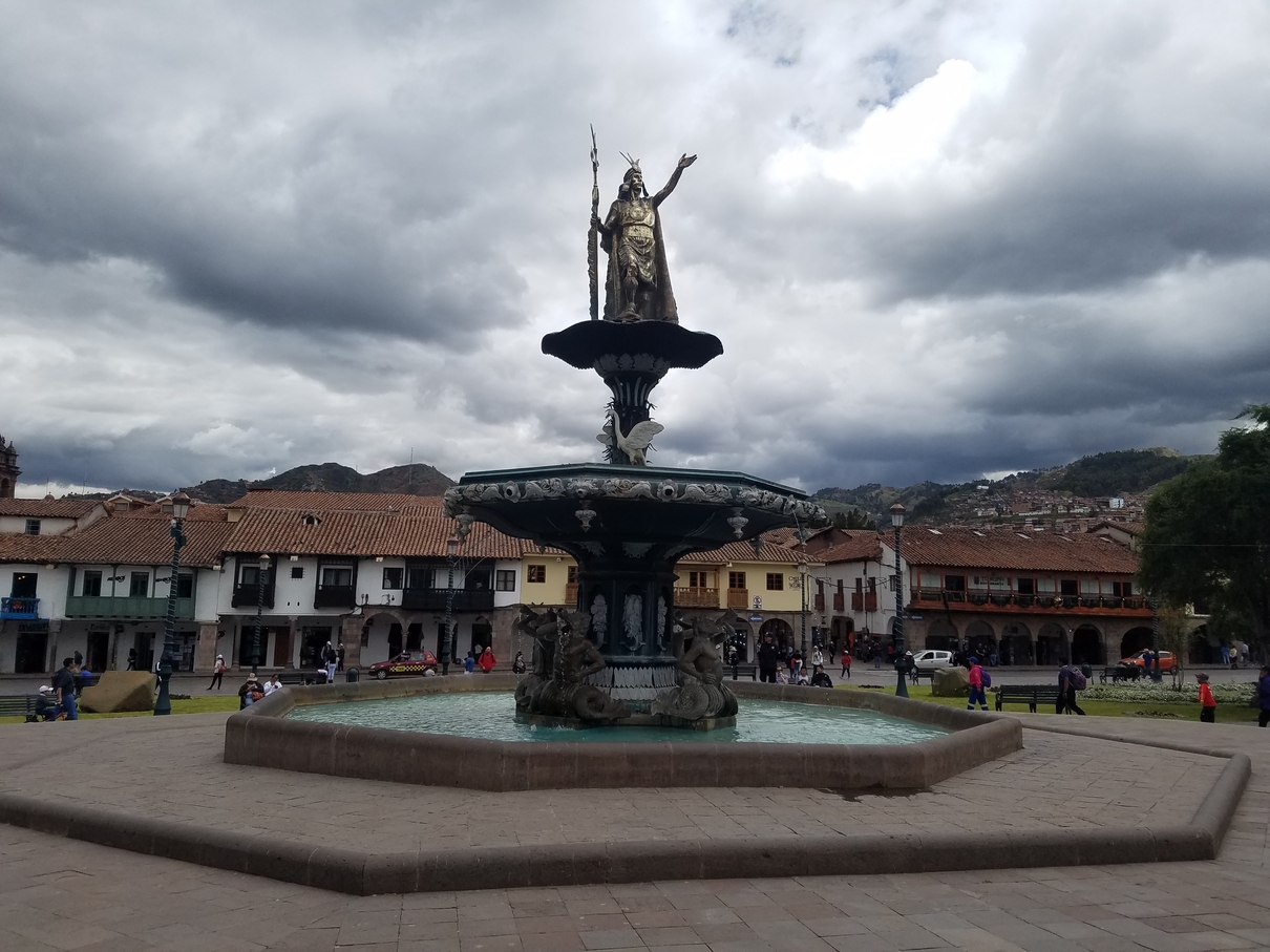 Estatua de Pachacuti en Plaza de Armas