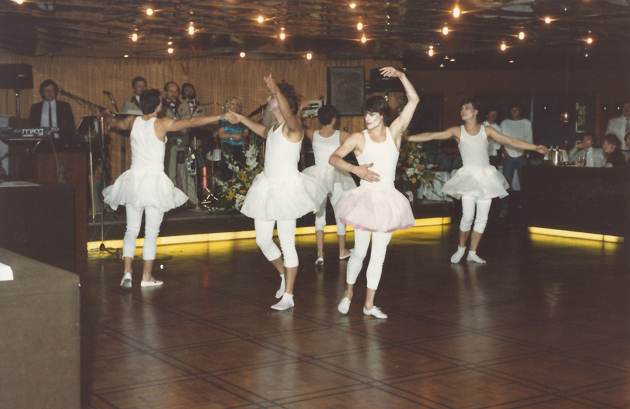 Abiball 1985 Männerballet 01.jpg