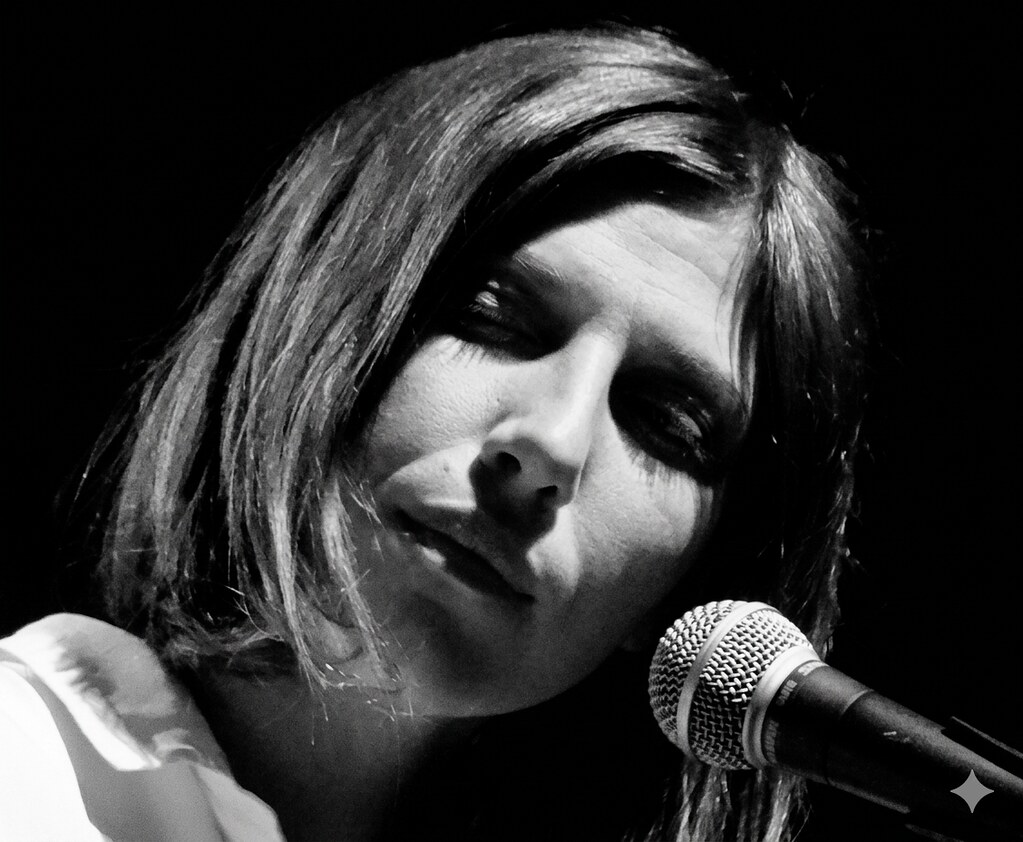 Aldous Harding à la Salle Pleyel : chronique d'un temps suspendu