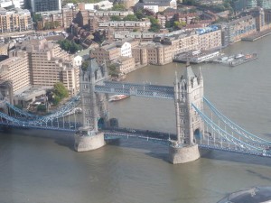 Sous le pont de la tour