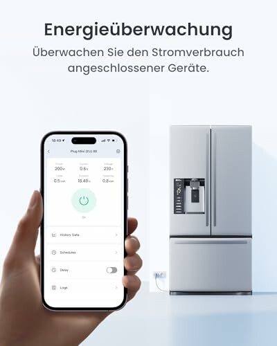 Smartphone zeigt Energieüberwachung neben Kühlschrank.