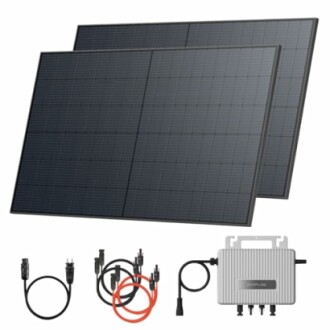 Zwei Solarmodule mit Kabeln und Wechselrichter