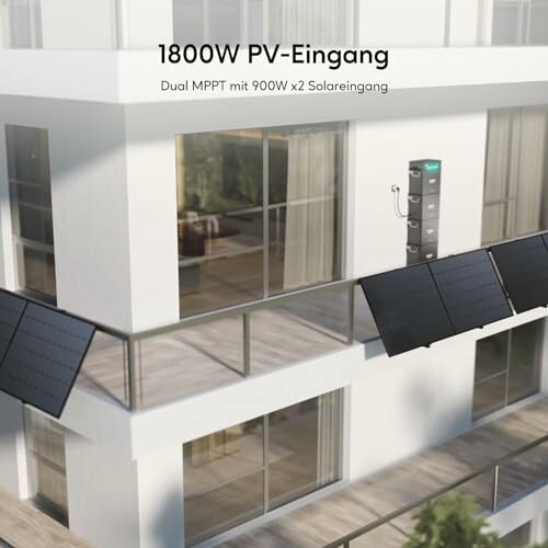 Solarmodule an einem modernen Gebäude