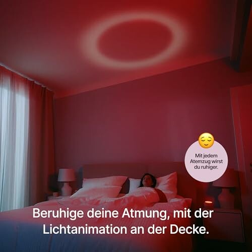 Person entspannt sich im Bett mit Lichtanimation an der Decke.
