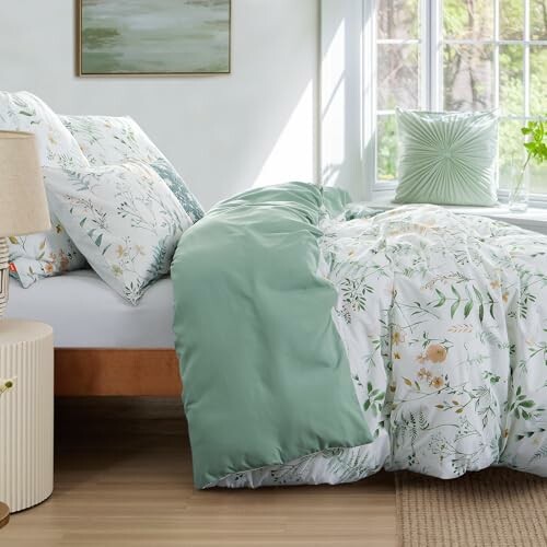 Gemütliches Schlafzimmer mit Blumenbettwäsche und grüner Decke