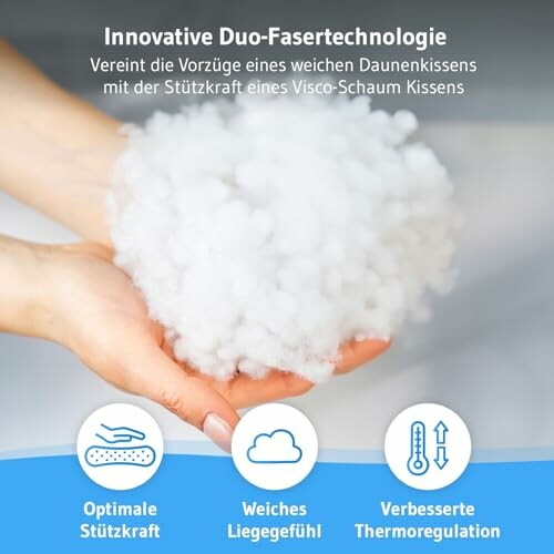 Hände halten weiche Fasern mit Kisseninformationen.