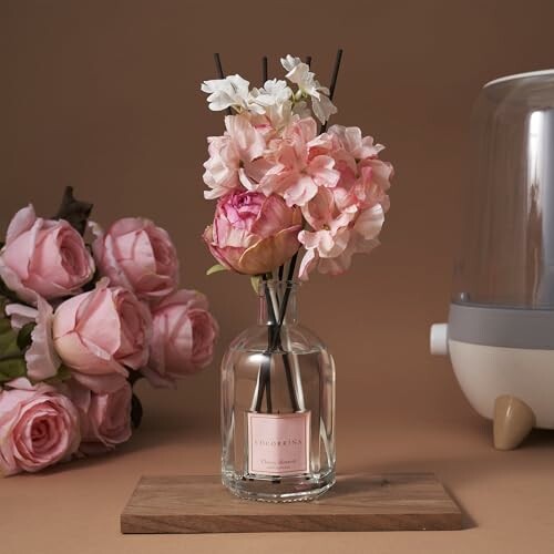 Rosenstrauß in einer Vase mit Duftstäbchen