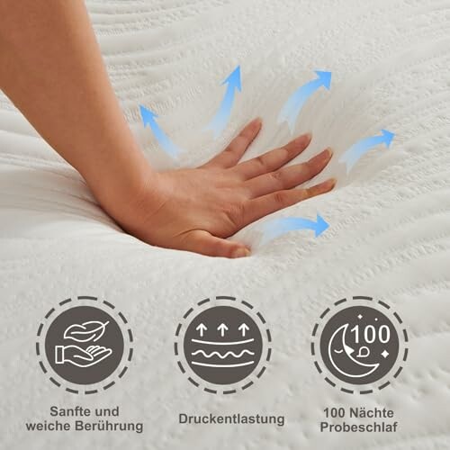 Hand drückt auf Memory-Schaum-Matratze.