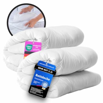 Zwei weiße Bettdecken mit Zertifikaten.