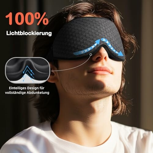 Person trägt eine Schlafmaske mit 100% Lichtblockierung.