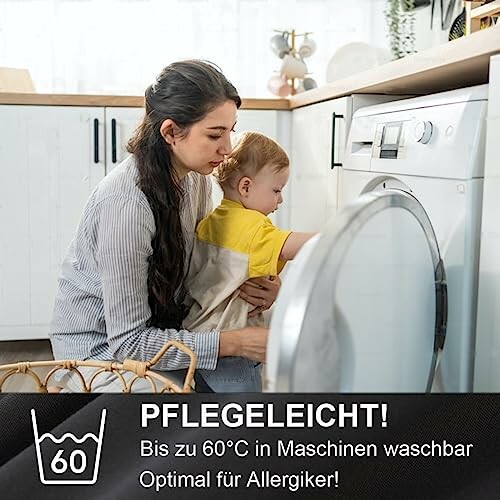 Mutter und Kind benutzen Waschmaschine in der Küche.