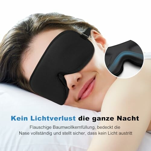 Person trägt eine Schlafmaske auf einem Kissen.