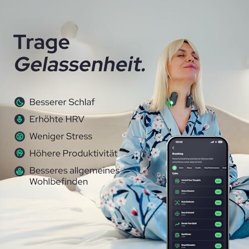 Frau mit Wellnessgerät und App auf Smartphone