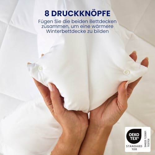 Weiße Bettdecke mit Druckknöpfen und OEKO-TEX Standard 100 Zertifikat.