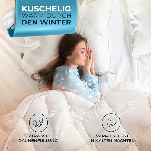 Frau schläft gemütlich im Bett mit Daunendecke.